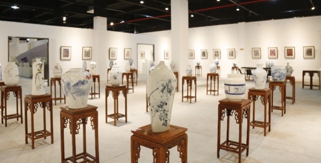 古华新韵，青瓷文心！侯宝斋首届古今青花瓷展开幕