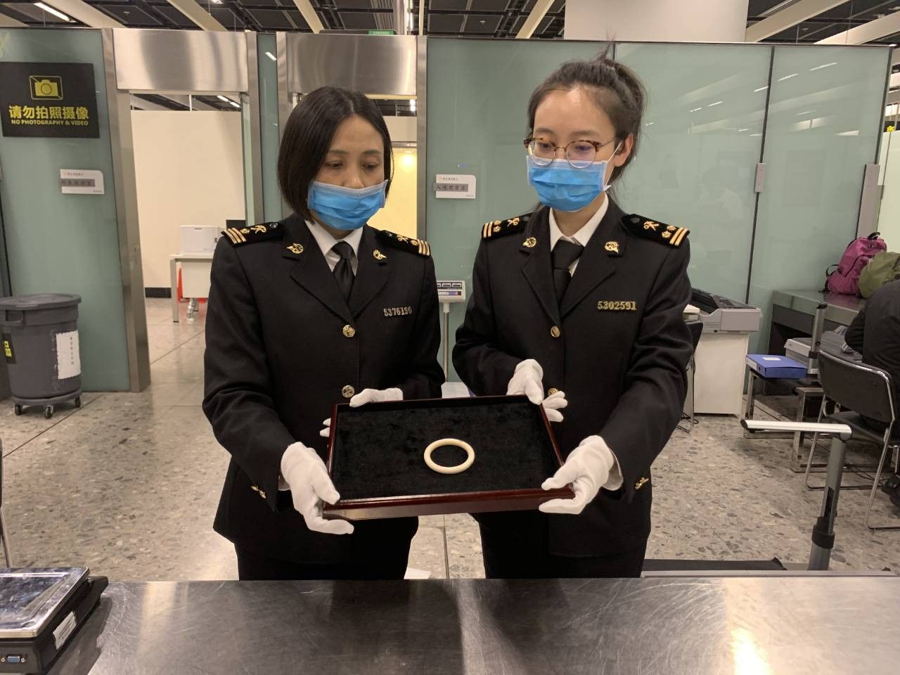 ​又是象牙制品？西九龙站海关查获旅客违规携带手镯