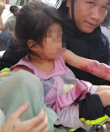 惊险！龙华一小女孩手被卡进车轮，液压扩张钳派上大用场