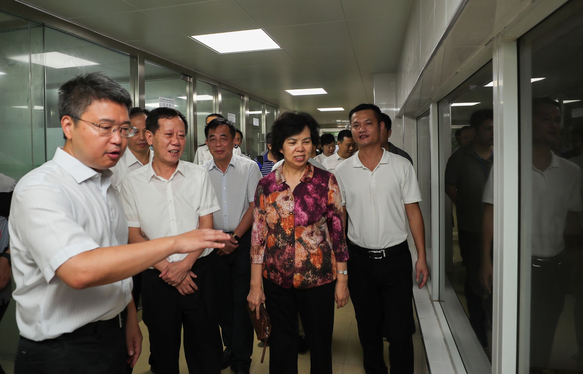 市人大常委会常务副主任罗莉赴坪山开展食品安全执法检查