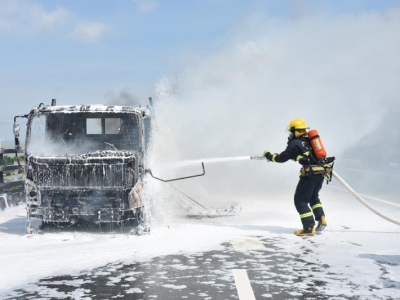 惊险！货车着火司机烧伤，消防员动用泡沫水枪扑灭火势