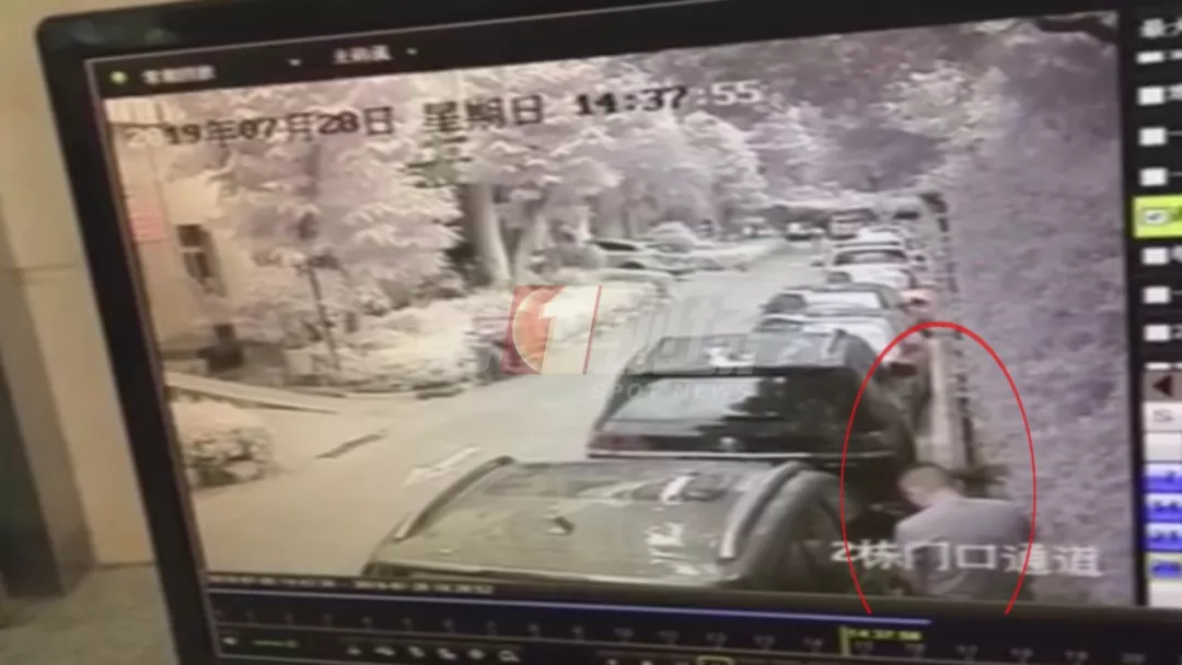 深圳一男子光天化日在小区小便，被发现后称：我没尿你车上