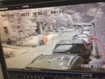 深圳一男子光天化日在小区小便，被发现后称：我没尿你车上