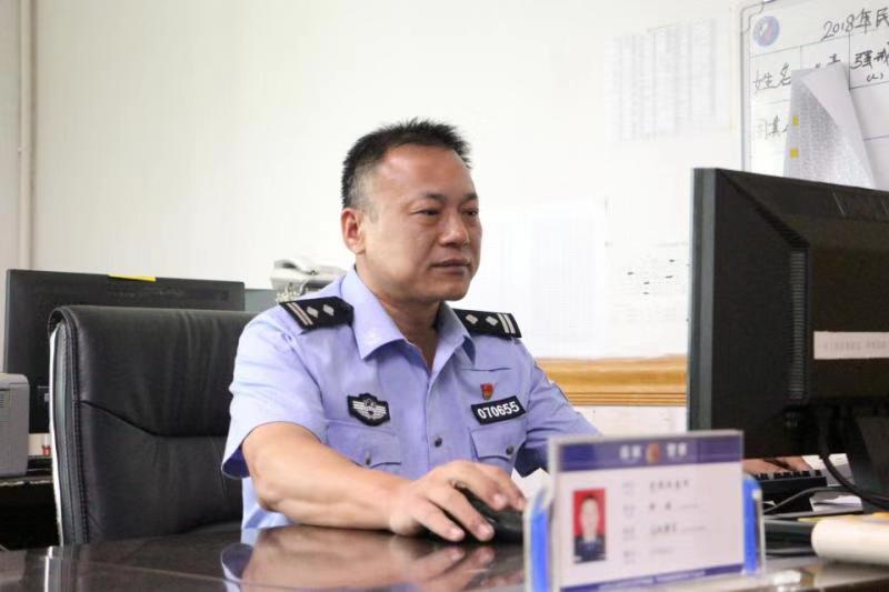 每日警星| 钟斌：细心研判智擒违法人员 
