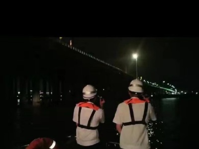 男子专注钓鱼被困沿江高速桥墩 海事人员紧急施救