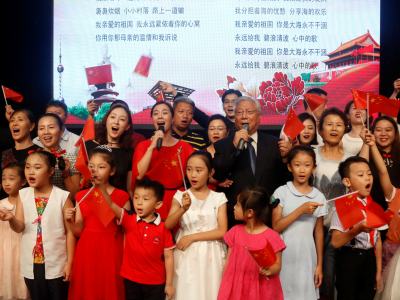 “阅读·深圳”经典诗文朗诵会举办“我和我的祖国”家庭专场