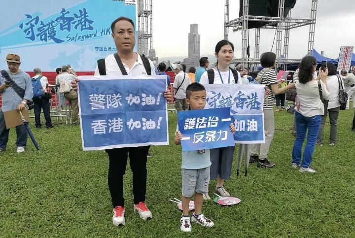 “反暴力、护法治、盼安定、促发展”——香港市民的心声
