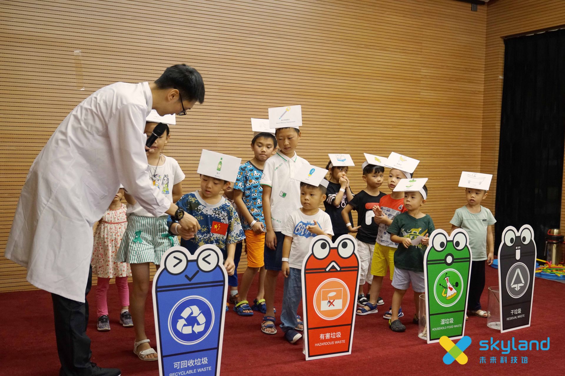 边学边玩没想像中复杂！萌娃暑期“趣学”垃圾分类