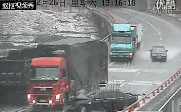 雨天高速行车遇积水路段，应该“冲过去”还是“躲过去”？