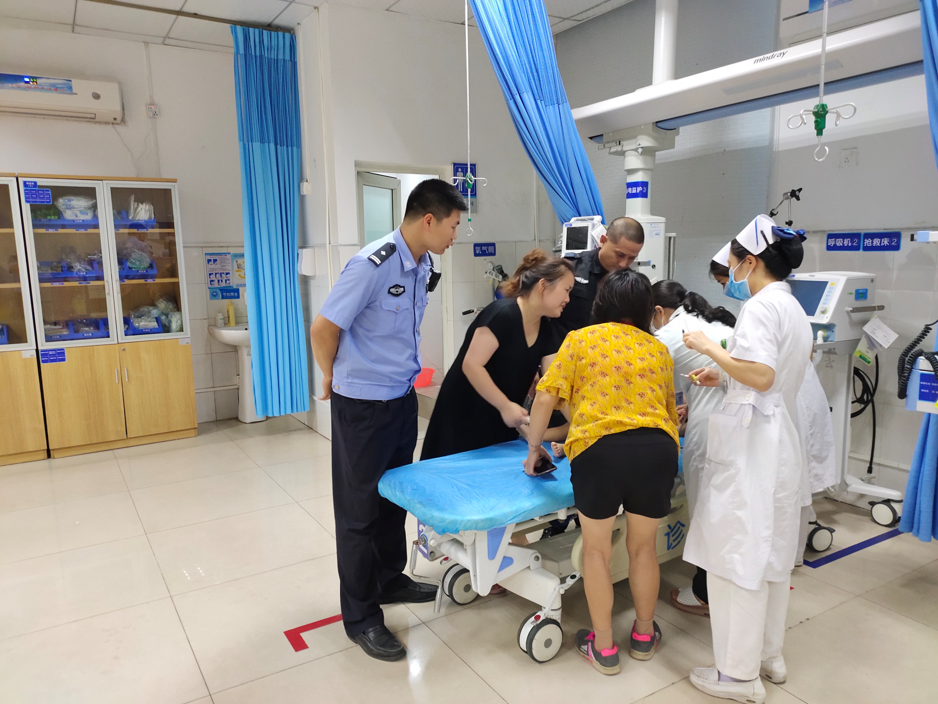 光明一女婴突然昏厥 市民警方携手上演生死时速