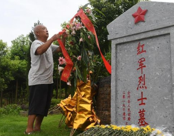 广西全州：一家人守护红军烈士墓85年