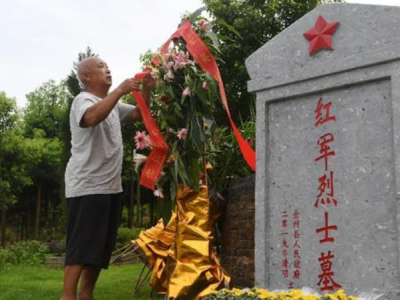 广西全州：一家人守护红军烈士墓85年