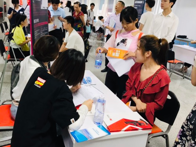 盐田区举办高校毕业生就业专场招聘会，提供800多个岗位