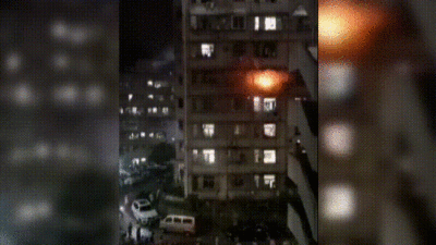 气愤！深圳一小区半夜起火，违停车辆堵住救命路！