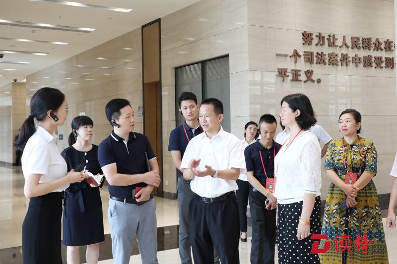 人大代表们称赞龙华法院起点高、亮点多