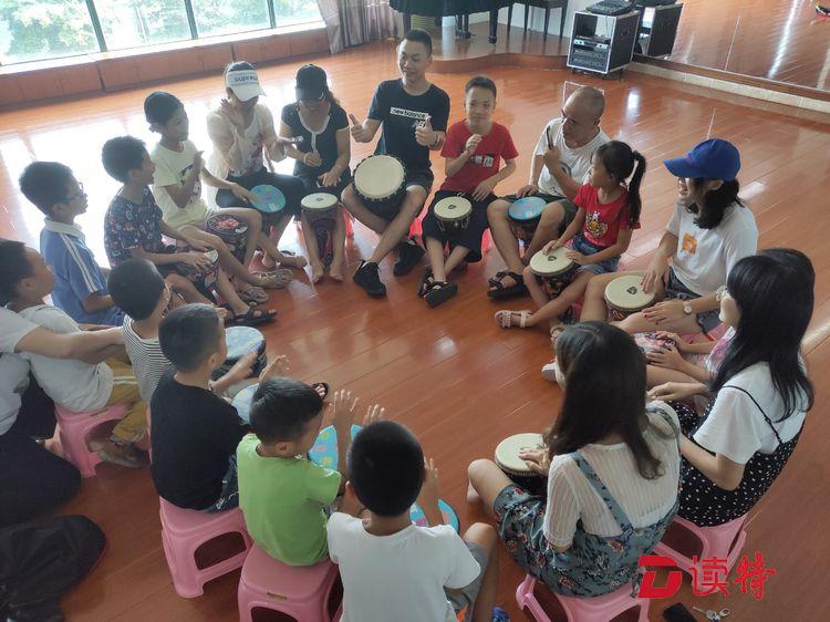 激情鼓声快乐节拍 公明上村少儿体验欢乐非洲鼓