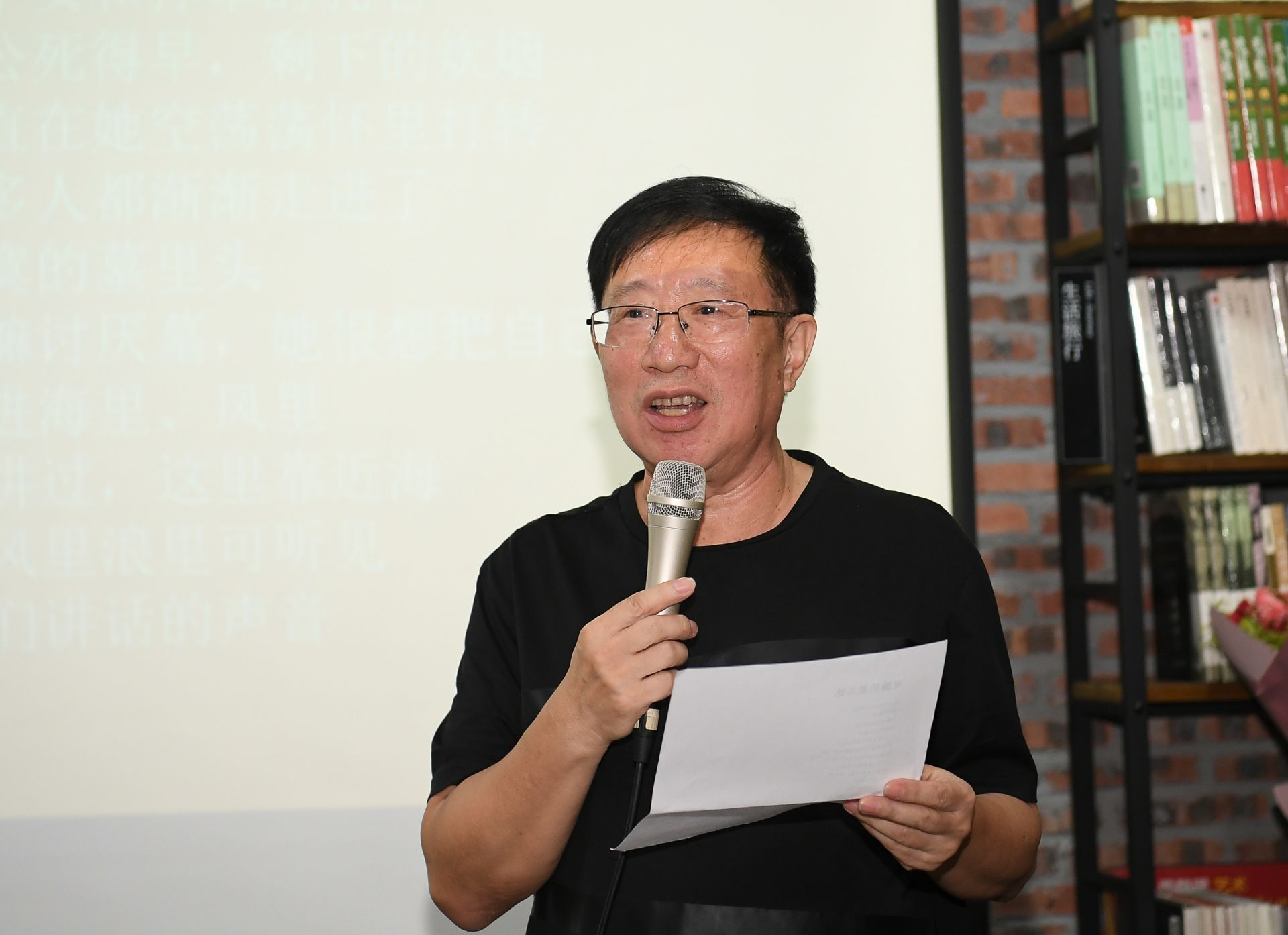 文学现场︱何进：我愿做一个这样的诗人