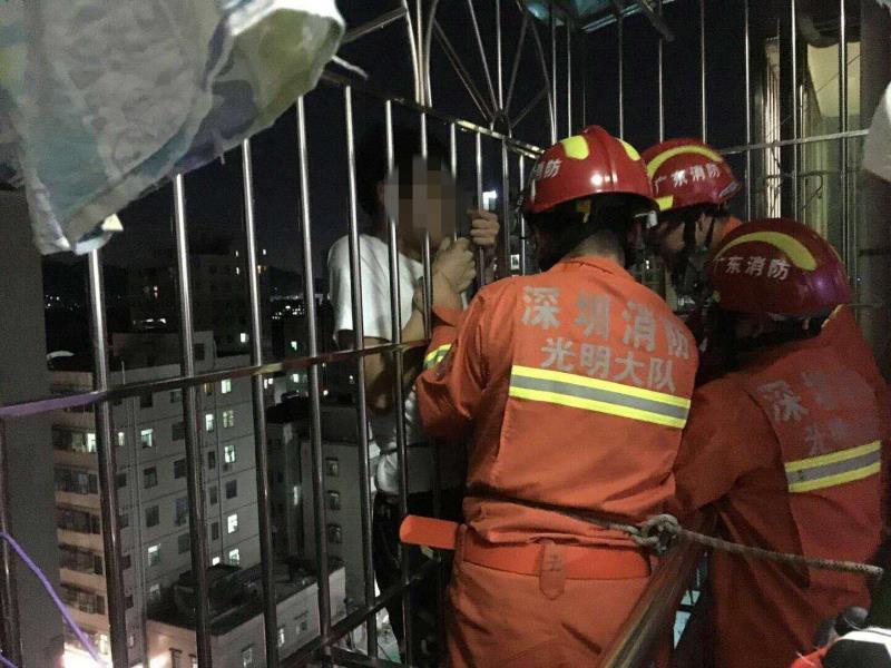 11楼阳台棚顶救猫回不来了，鲁莽男防盗网上挂了半小时