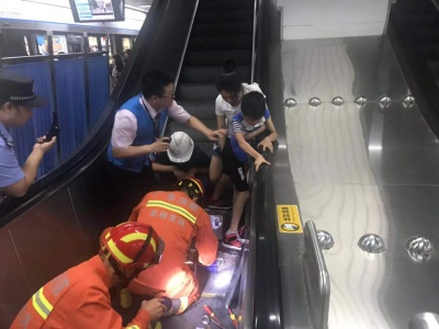 惊险！地铁站扶梯“咬”住男童脚 深圳消防及时救援解除危机