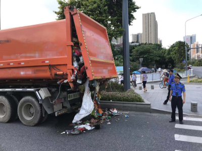 坂田一辆垃圾运输车“跑冒滴漏”，被罚2000元