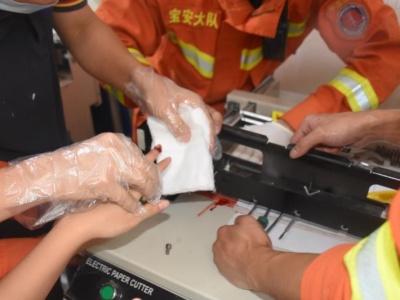 女子左手卡进切纸机 同事与消防员合力助其脱困