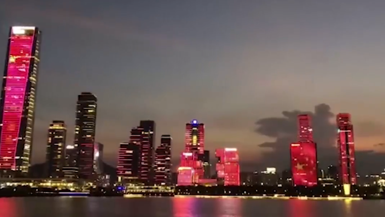 深圳湾畔亮起最美中国红！网友：这个应援爱了