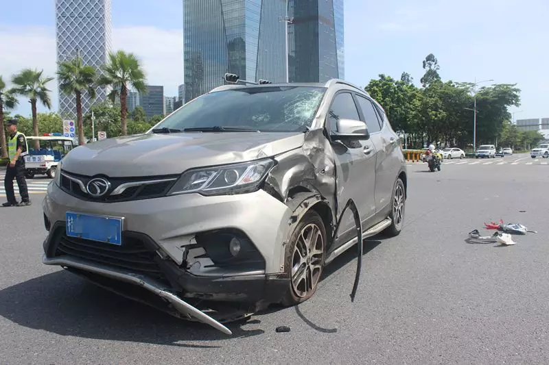 行车不规范，亲人两行泪！电动车与小车疾速冲撞，瞬间车毁人亡！