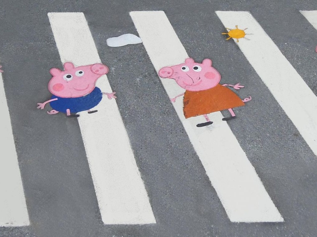 特评 | “和小猪佩奇一起过马路”释放让孩子安全出行的善意