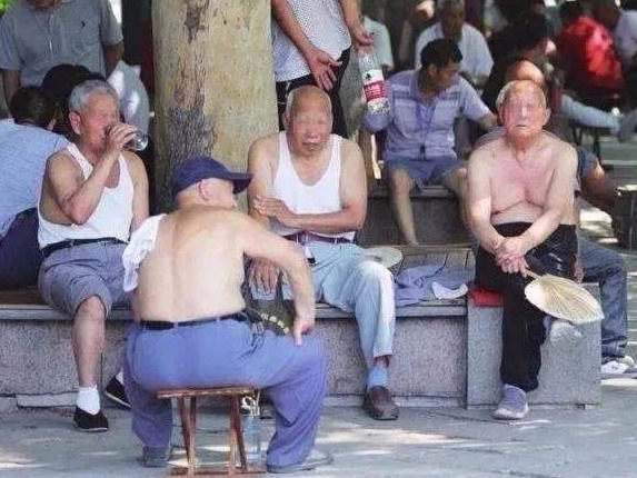 公开场合赤膊光膀合适不？这事得从三个角度看