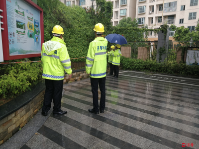 燕罗网格员开展防暴雨巡查 提高居民汛期安全防护意识