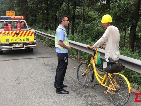 男子骑共享单车“要去香港” 东莞民警苦劝半天护送“下高速”