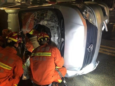 货车翻车司机大腿被卡住 消防员二十分钟破拆将其救出