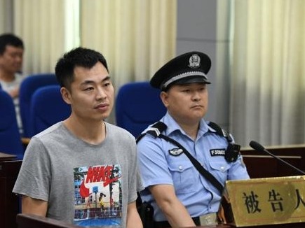 “20年后当街打班主任”案宣判：常某获刑一年六个月