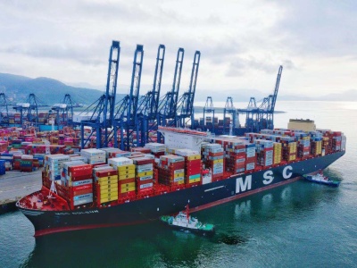 全球最大集装箱巨轮首航最繁忙港区