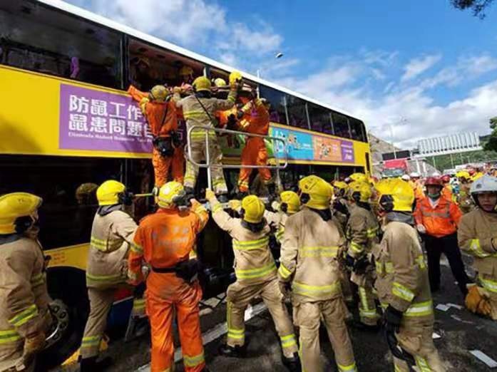 香港两巴士追尾事故升至10人重伤2人危殆