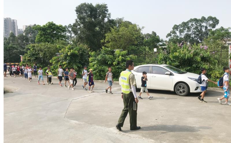 惊险！一辆载有39名小学生的大巴冒浓烟，多亏这群人及时出手