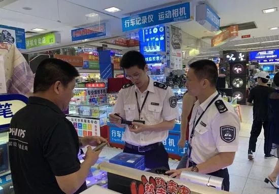 拍手叫好！深圳华强北卖针孔摄像器商铺被查