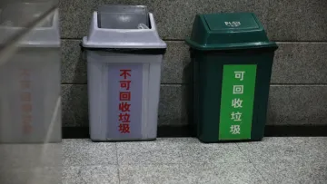 新闻路上说说说丨史上最严垃圾分类条例在上海实施！游客扔错也罚