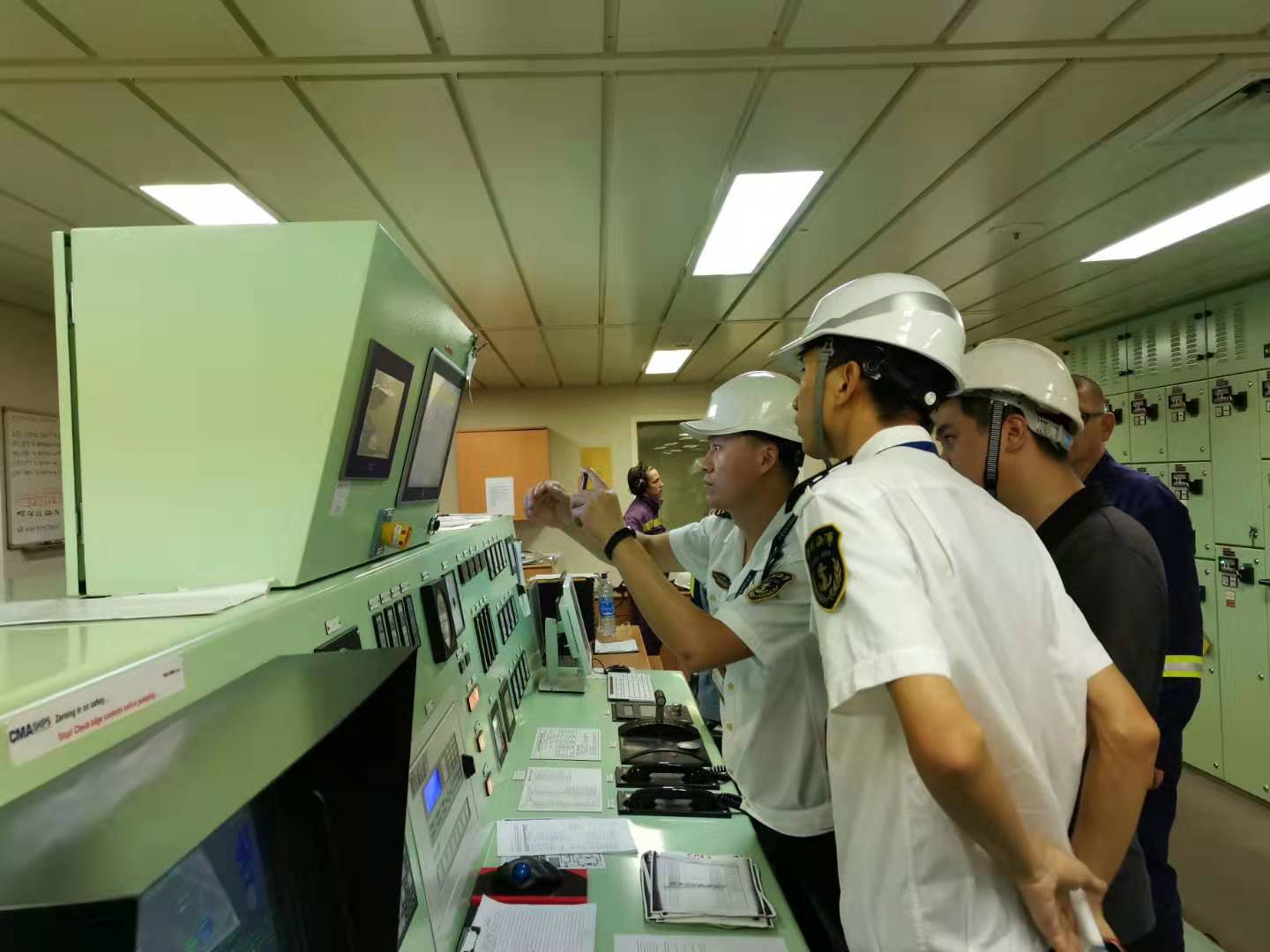 盐田海事局首次开展船舶尾气清洗系统废渣取样检测