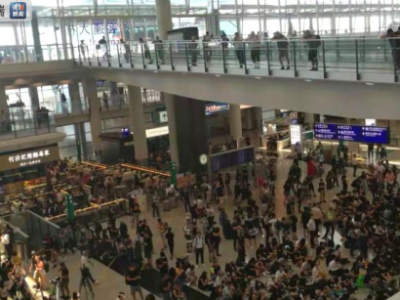 香港国际机场“接机集会”对乘客造成影响，机场实施管制