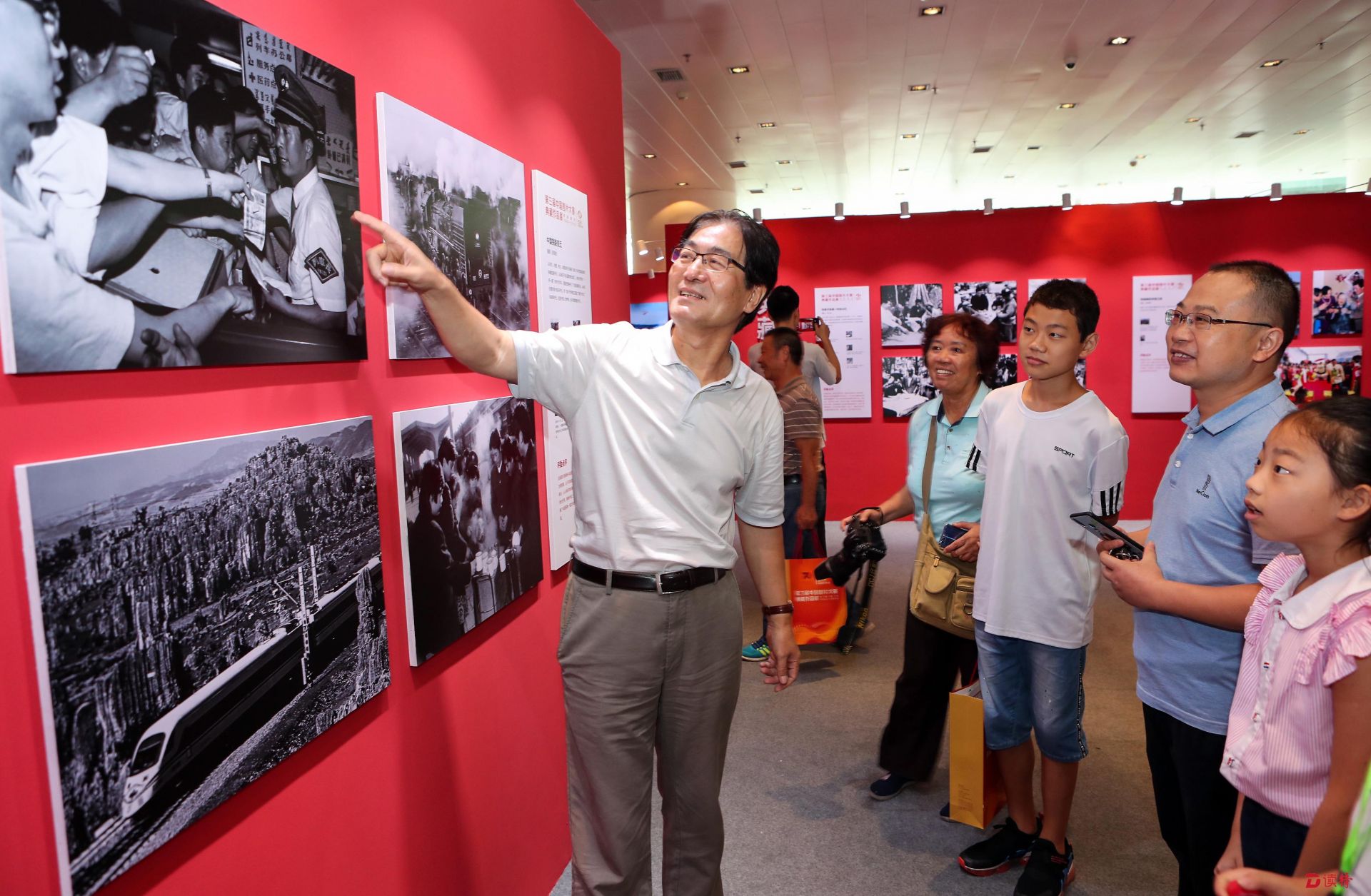 光影记录历史！第三届中国图片大赛颁奖典礼暨典藏作品展开幕