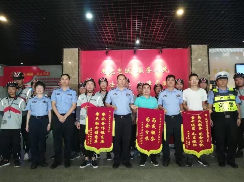 深南路人民南路口有了非机动车道，快递和外卖小哥为罗湖交警送锦旗