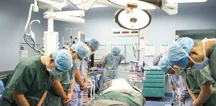 凌晨4点还接单！51岁外卖骑手车祸身亡，最后时刻挽救4条生命
