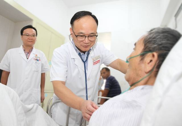 抓住黄金4分钟！八旬翁突然心脏骤停晕倒，幸好过路医生出手…