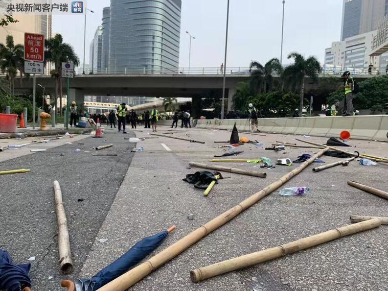 香港部分示威者拆毁九龙湾智慧灯