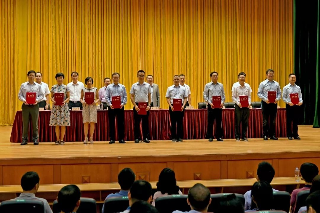 南山区表彰“十佳医师”及“优秀医师团队”