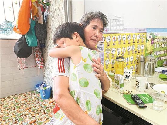 活久见！父母竟将年幼女儿“扔”给保姆多年却不露面