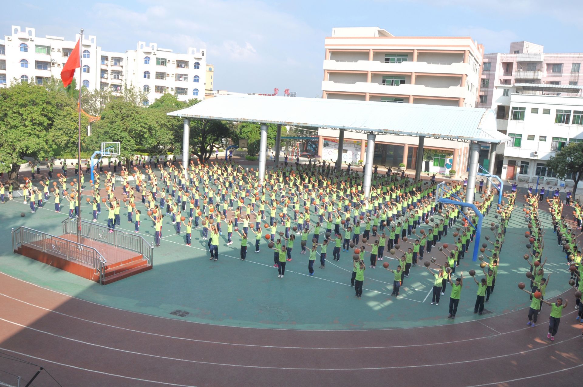 让所有培兰学子掌握篮球技能，东莞这所学校全国出名