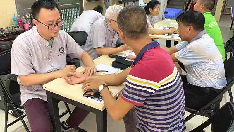 宝安纯中医治疗医院专家团进社区，推拿、刮痧、耳穴...统统都有