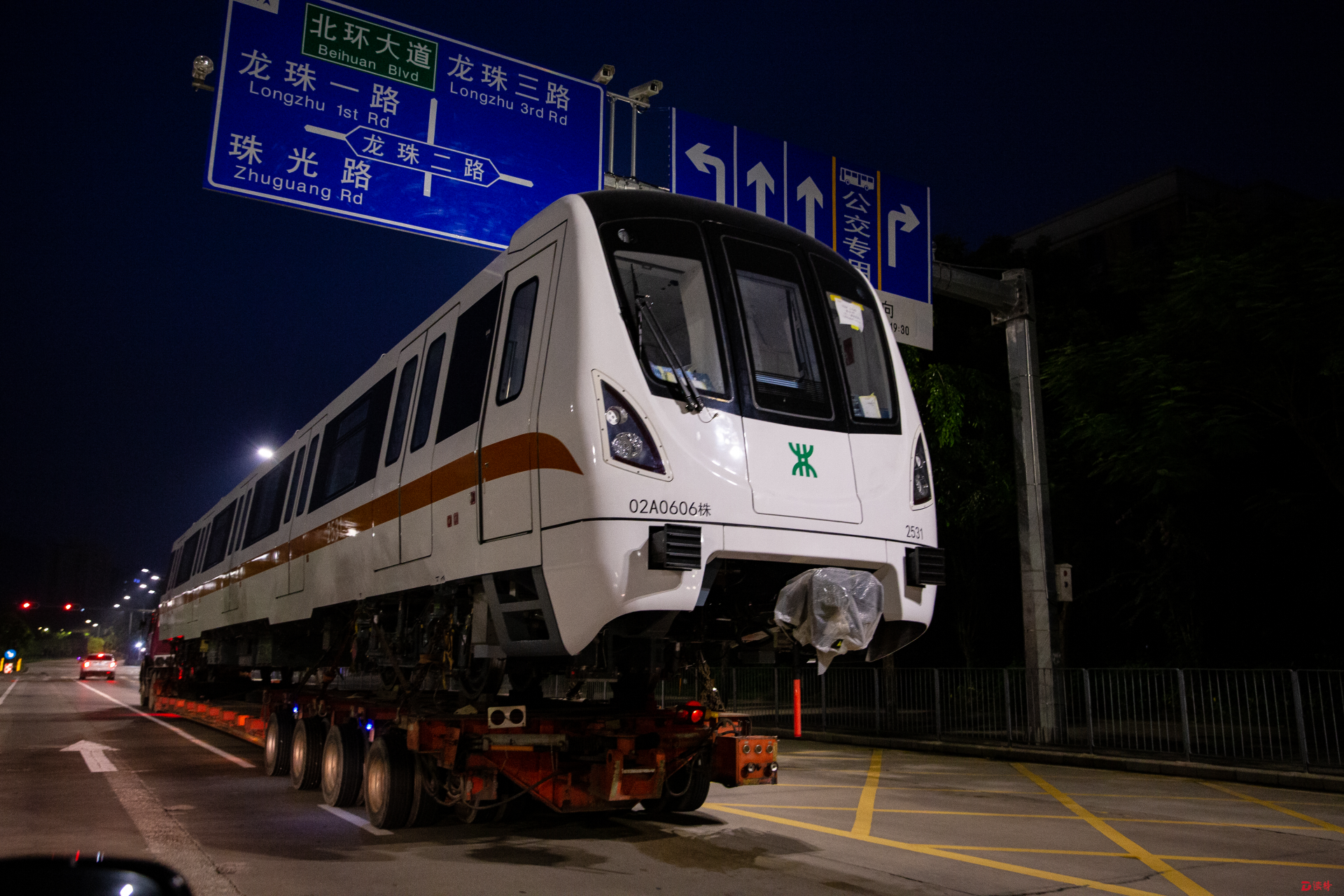 深圳地铁2号线三期两列车运抵深圳，预计明年开通初期运营